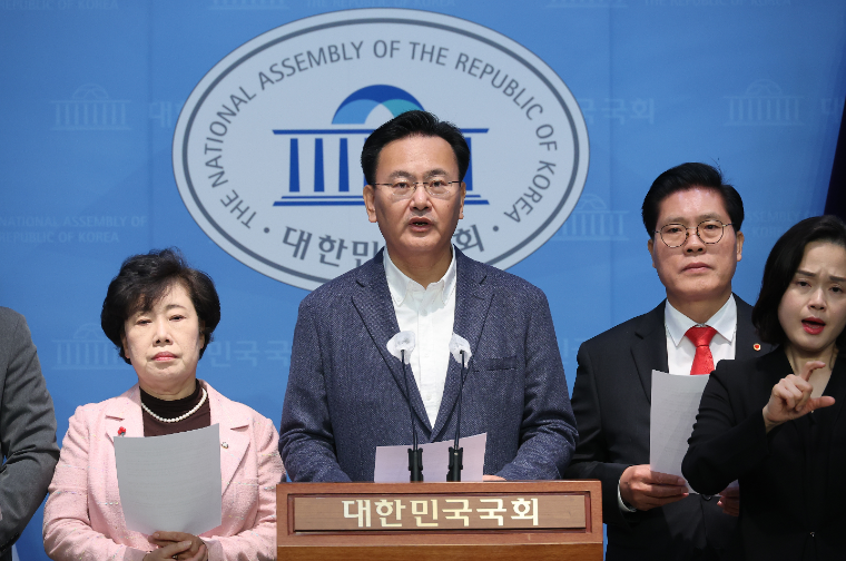 유상범 (가운데) 국회의원 (사진=연합뉴스)