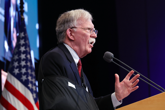 트럼프 미국 대통령 당선인(왼쪽)과 존 볼턴 전 국가안보보좌관. (사진=연합뉴스)