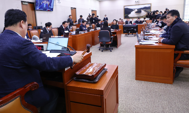 어기구 위원장이 의사봉을 두드리고 있다. (사진=연합뉴스)