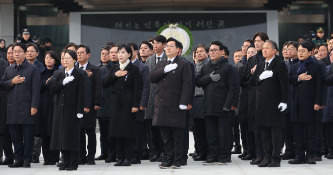 무안공항 외곽 울타리 찾은 이재명 대표. (사진=연합뉴스)
