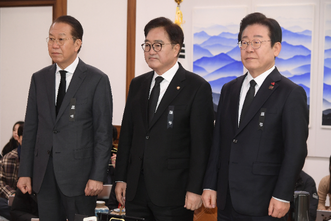 국회의장과 회동 전 기념 촬영하는 여야대표.(사진=연합뉴스)