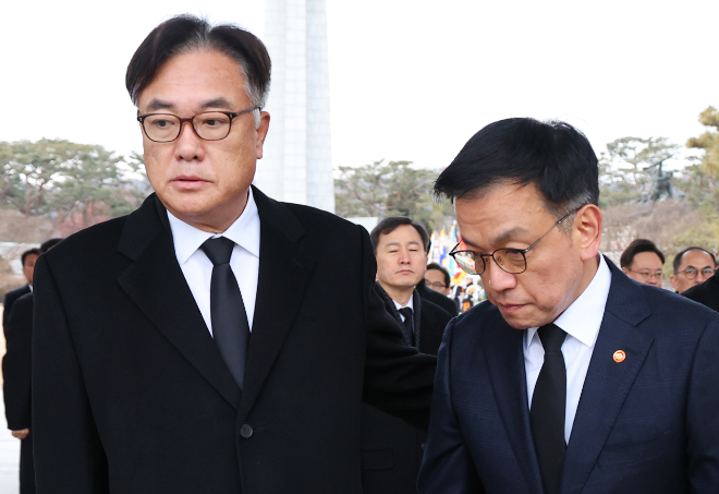 최상목 대통령 권한대행 부총리 겸 기획재정부 장관이 1일 국립서울현충원을 찾아 참배를 마친 뒤 정진석 대통령 비서실장과 이동하고 있다.(서울=연합뉴스)