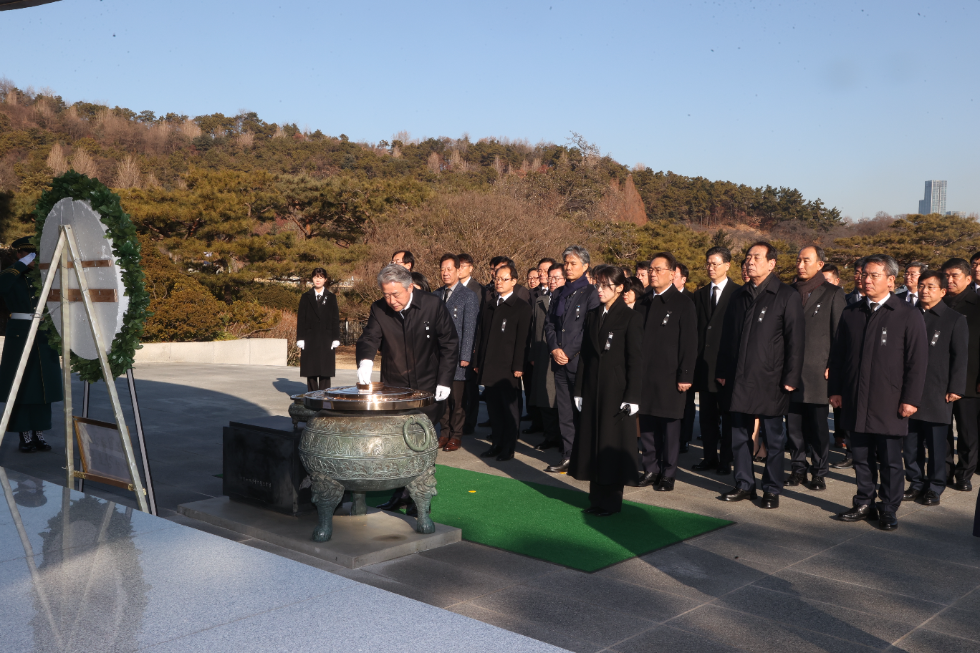 농협중앙회 강호동 회장이 2일 현충원을 방문해 헌화하고 있다. 사진=농협중앙회