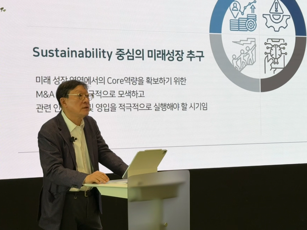 허태수 GS그룹 회장이 3일 오전 GS타워 열린 신년 임원 모임에서 2025년 새해 경영 방침에 대해 발표하고 있다. 사진=GS그룹