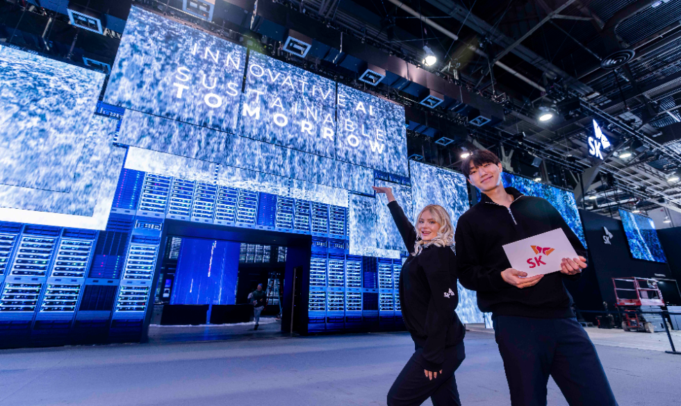 SK전시관 입구에 설치된 ‘혁신의 문(Innovation Gate)’ 앞에서 포즈를 취한 모델들. 사진=SK텔레콤