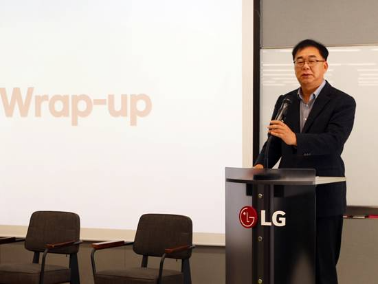 LG헬로비전 송구영 대표가 상암 본사에서 열린 타운홀 미팅을 통해 임직원들에게 신년사를 전하고 있다. 사진=LG헬로비전