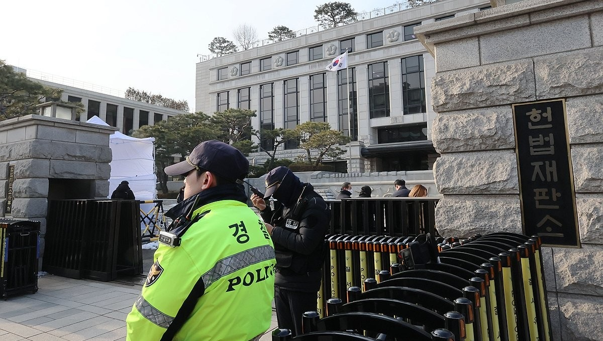 헌법재판소 앞에서 경찰이 경비 근무를 서고 있다.(사진=연합뉴스)