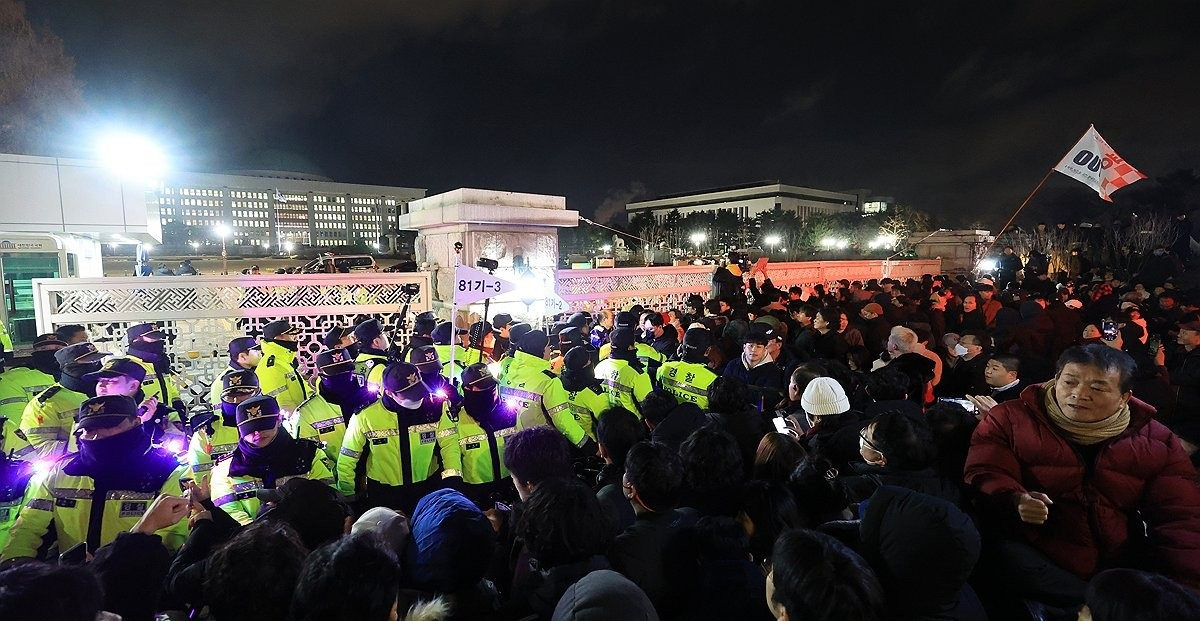 비상계엄 당시 국회 앞에서 국회 출입을 통제하는 경찰과 대치하고 있는 시민들(사진=연합뉴스)