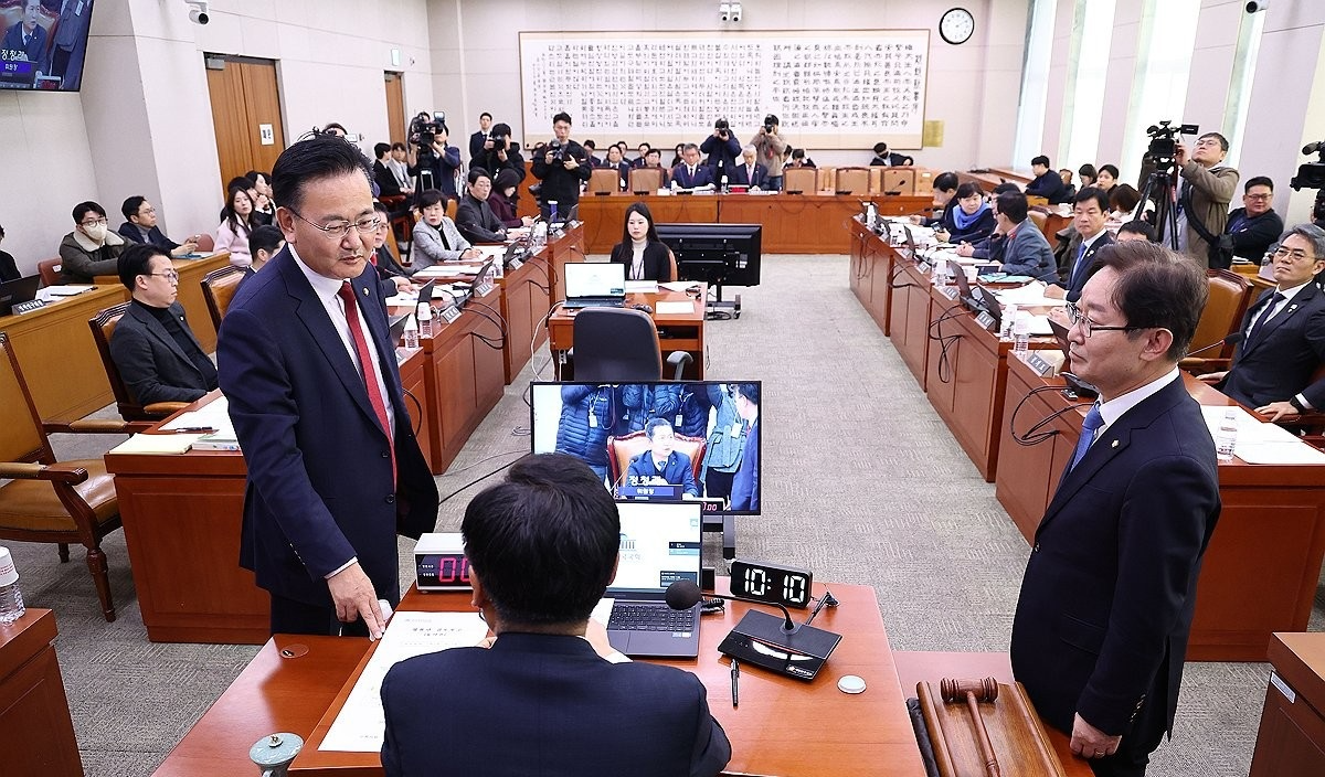 '내란특검법 상정' 대화 나누는 법사위 간사들(사진=연합뉴스)