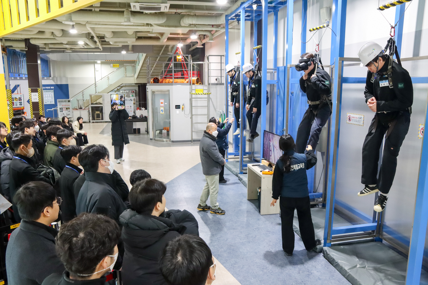 계룡건설 신입사원들이 충북 제천의 안전체험교육장을 방문해 생활 안전과 건설현장 안전, 응급처치 교육을 통해 안전의 중요성을 직접 체험하는 시간을 가졌다.(사진=계룡건설)