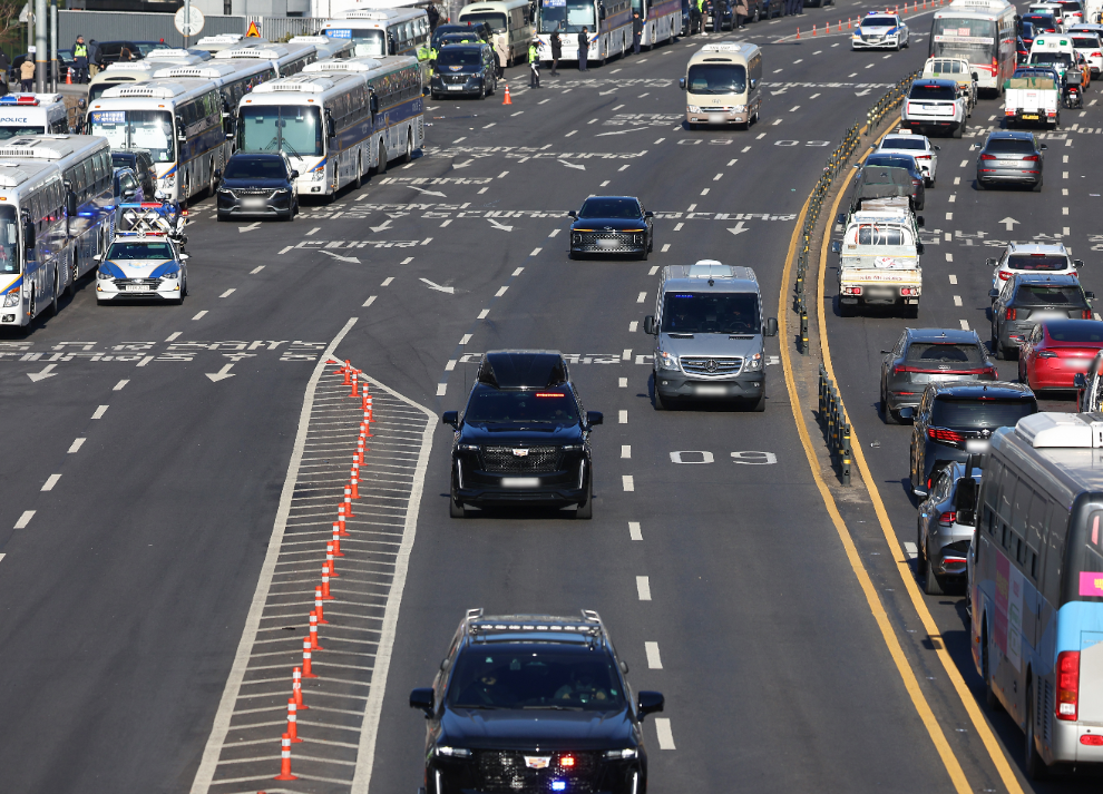 과천 공수처로 향하는 윤석열 대통령 차량 행렬(사진=연합뉴스)