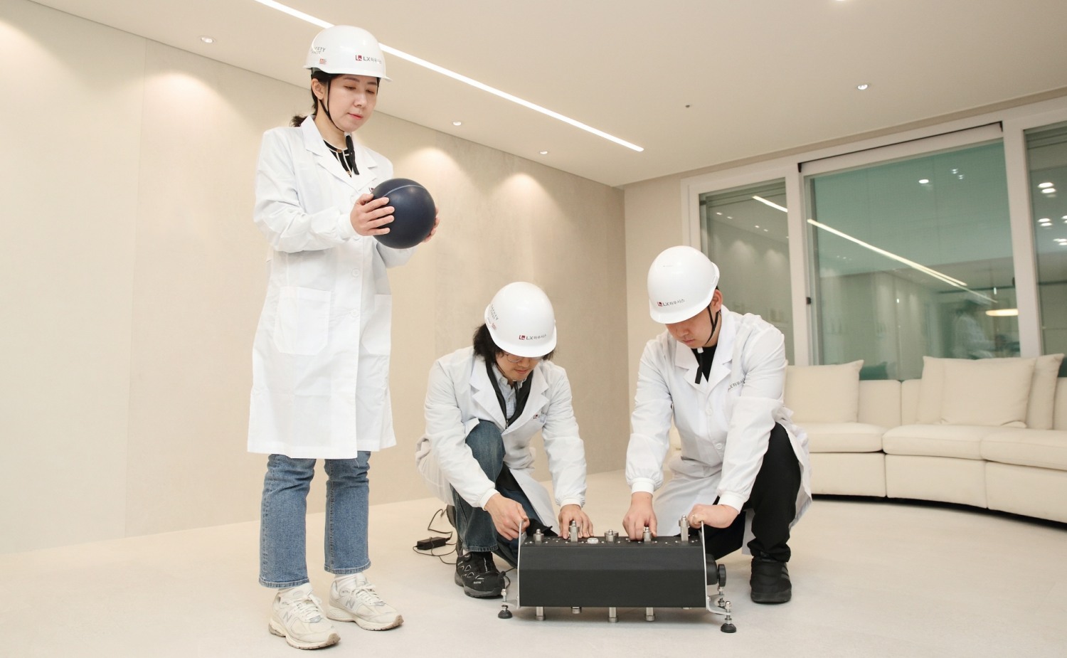 서울 마곡에 위치한 LX하우시스 연구소에서 연구원들이 바닥충격음 테스트를 진행하고 있는 모습.(사진=LX하우시스)