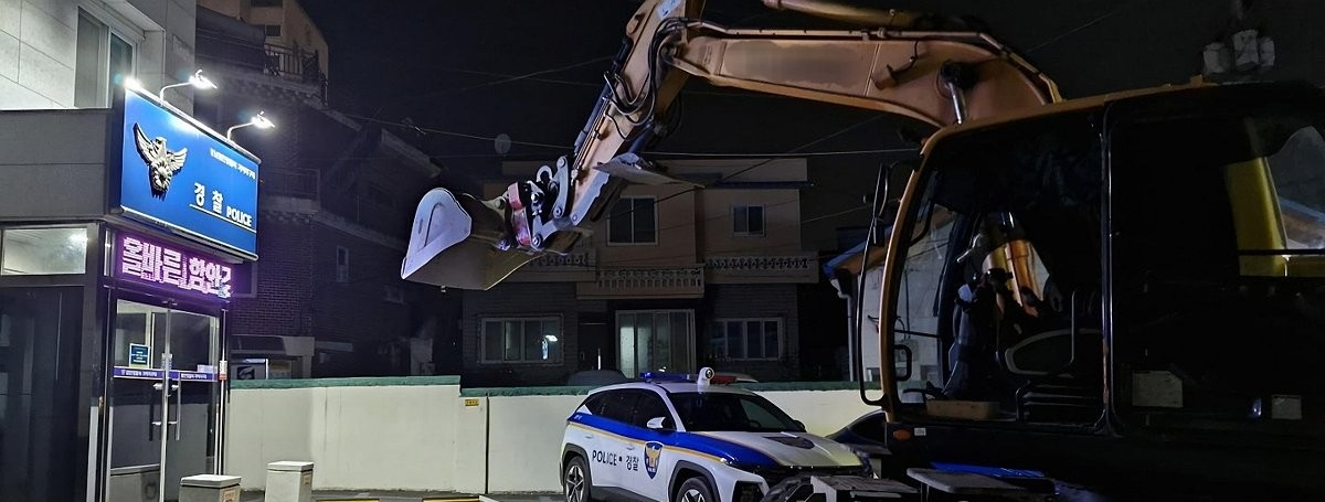 음주운전 적발에 굴착기 타고 지구대 찾아간 50대(사진=연합뉴스)