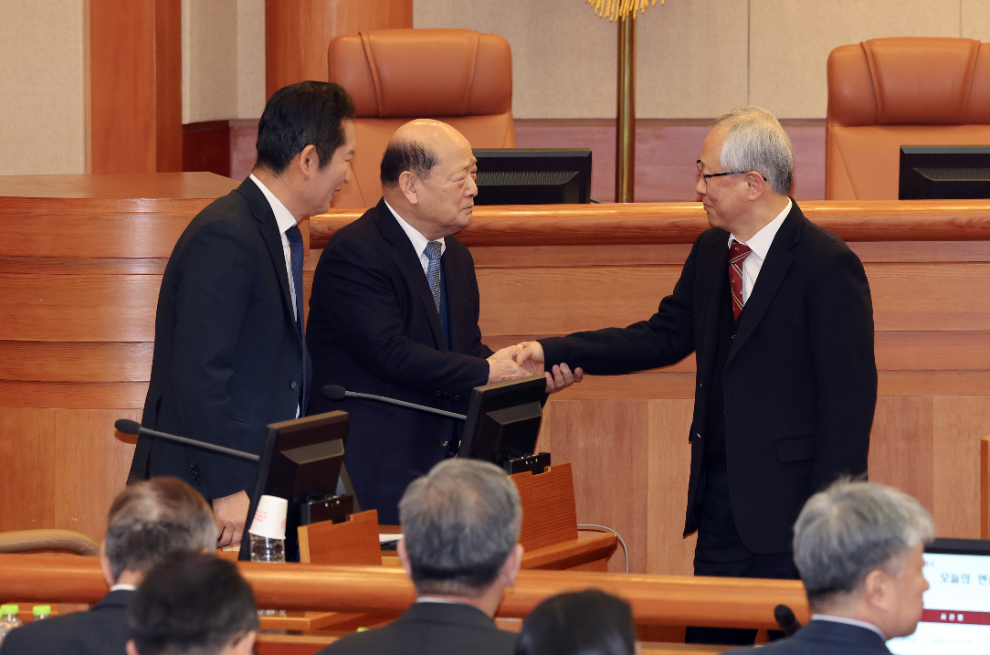 윤석열 대통령 탄핵심판 사건의 2차 변론기일인 16일 정청래 국회 탄핵소추단장(왼쪽), 국회 측 법률대리인 공동 대표 송두환 전 인권위원장(가운데)과 윤석열 대통령 법률대리인에 합류한 조대현 변호사가 대화하고 있다.(사진=연합뉴스)