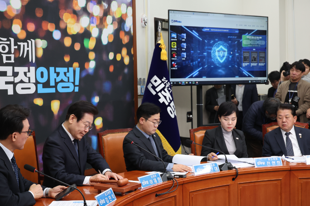 더불어민주당 이재명 대표가 6일 오전 서울 여의도 국회에서 열린 최고위원회의에 참석해 민주파출소 시연을 보며 메모하고 있다.(사진=연합뉴스)