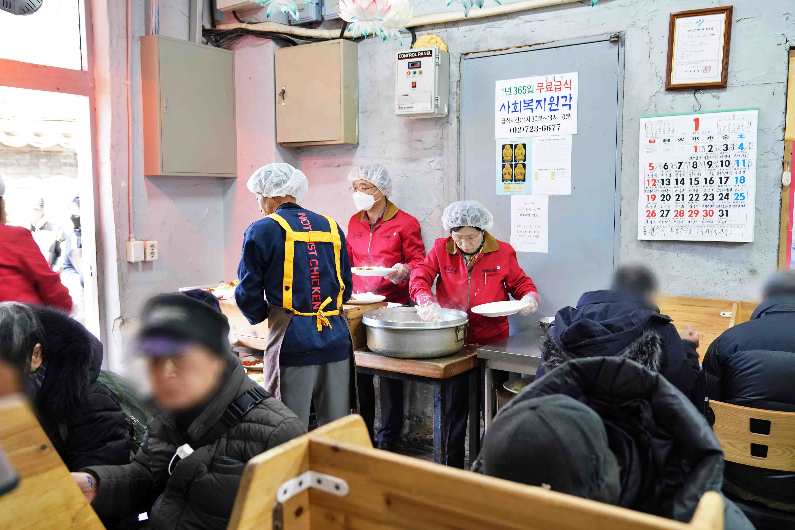 BBQ, ‘사회복지원각’ 어르신 300명에 무료급식 나눔 봉사 진