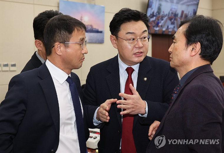 김성원 (가운데) 국회의원 (사진=연합뉴스)