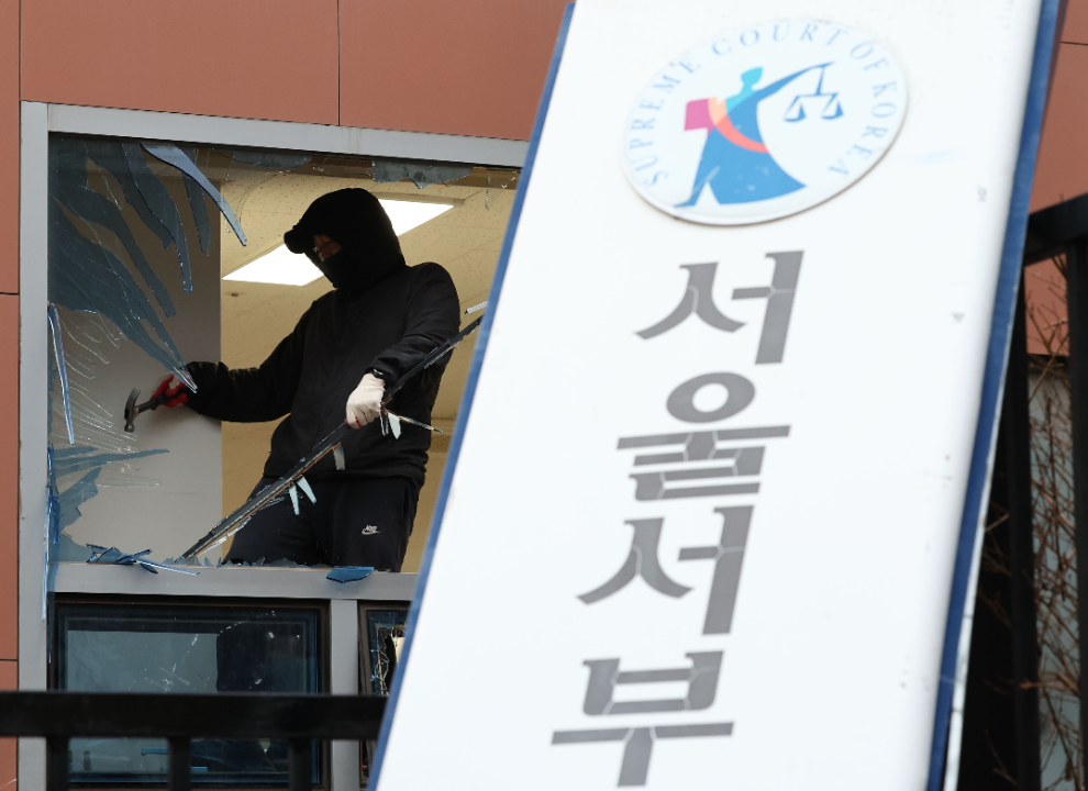 서울서부지법 폭력사태 흔적(사진=연합뉴스)