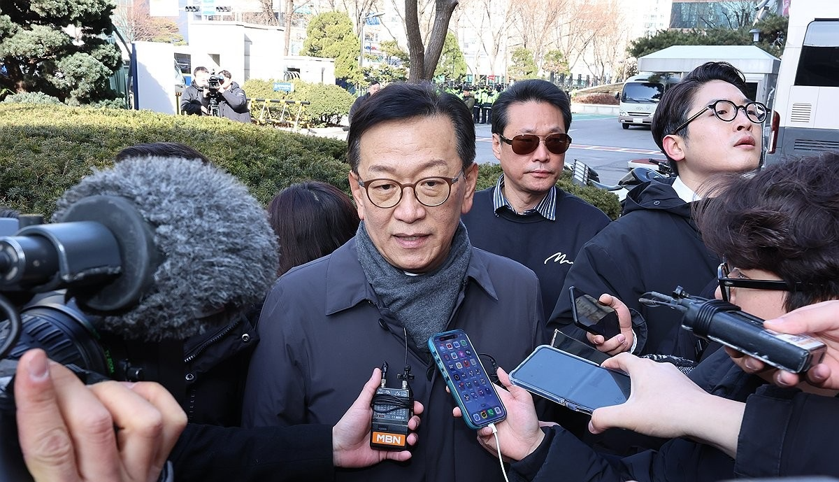 지난 18일 서울 마포구 서울서부지법 앞에서 윤 대통령측 석동현 변호사가 취재진의 질문에 답하고 있다.(사진=연합뉴스)