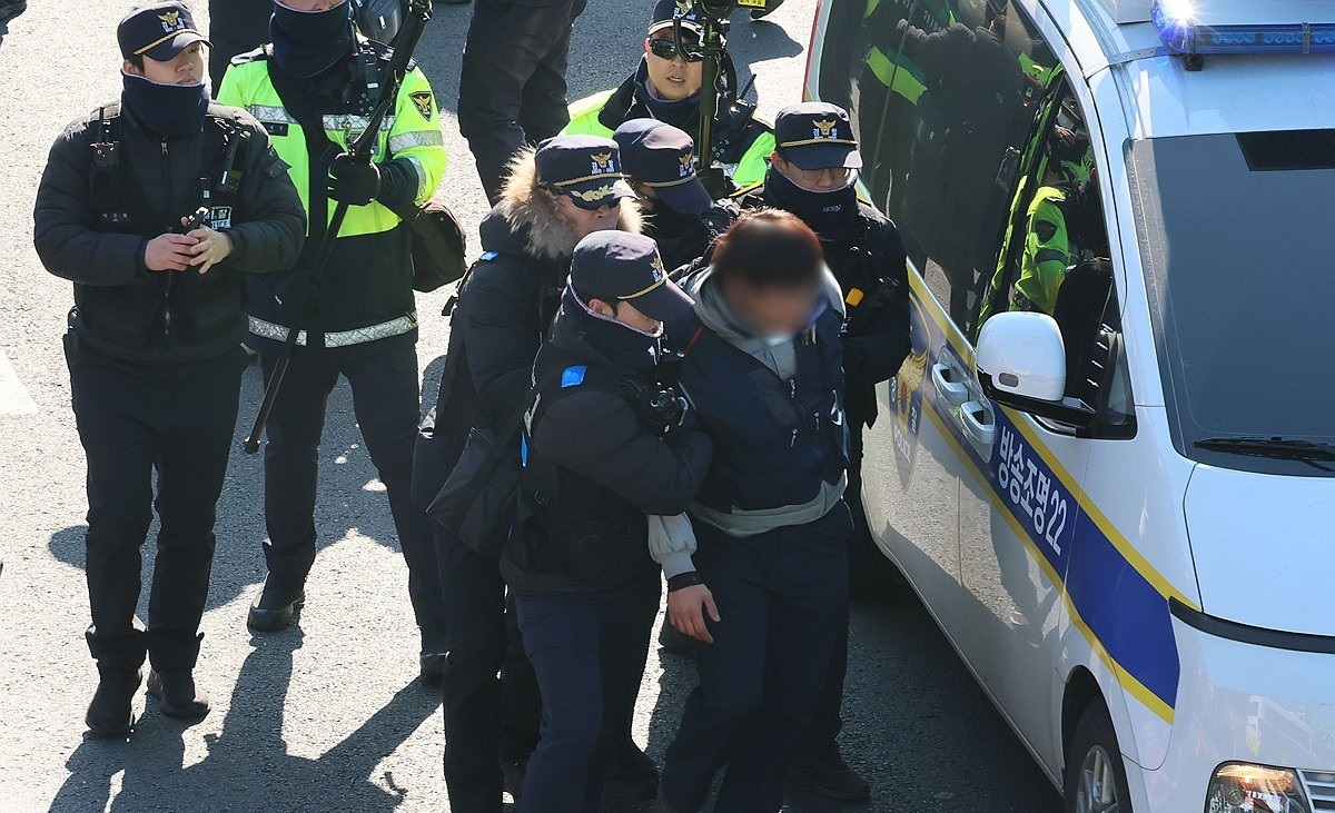 연행되는 민주노총 조합원(사진=연합뉴스)