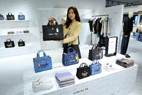 롯데백화점 '코치 마뗑킴' 팝업행사 진행