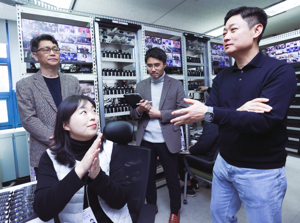 LG유플러스 홍범식 사장(맨 오른쪽)이 홈서비스품질 직원에게 업무 설명을 듣는 모습. 사진=LG유플러스