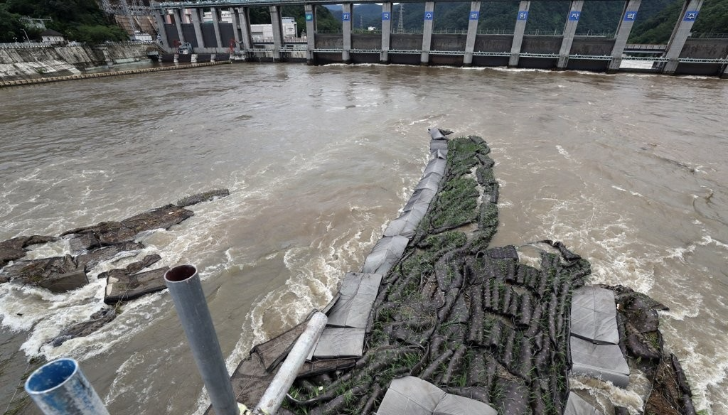 의암호에서 선박 전복 파손된 인공수초섬(사진=연합뉴스)