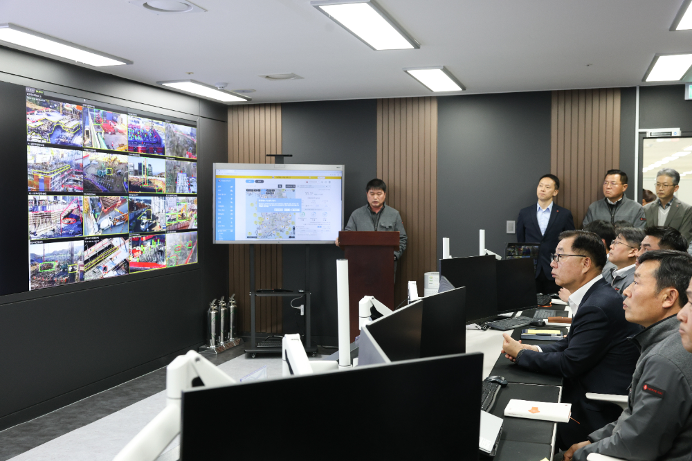 롯데건설 박현철 부회장이 서초구 잠원동 본사에 위치한 AI안전상황센터에서 현장을 점검하고 있다.(사진=롯데건설)