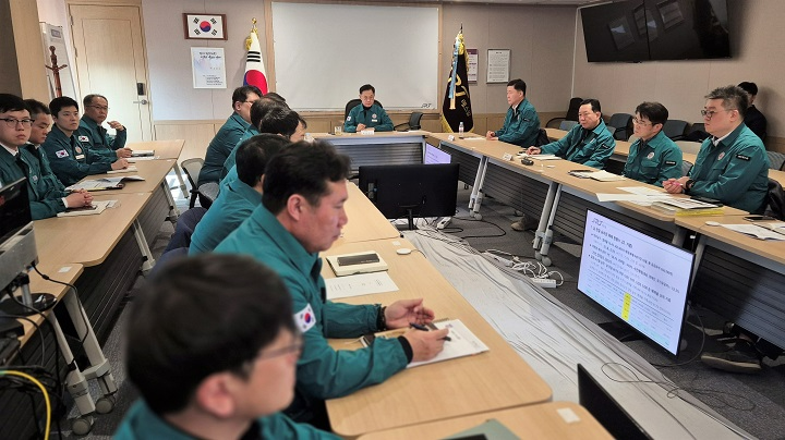 에스알(SR, 대표이사 이종국)은 23일(수) 서울 강남구 본사 사옥에서 이종국 대표이사 주재로 설 연휴 대비 특별수송 및 안전관리 대책 회의를 개최해 명절 기간 SRT 안전운행과 귀성객 이동편의 확보 등 전사 차원의 역량을 집중할 것을 주문했다.(사진=SR)