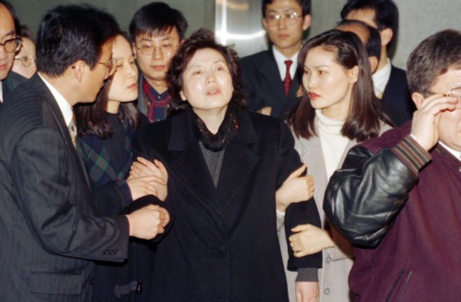 구솓되고 있는 장영자씨. (사진=연합뉴스)