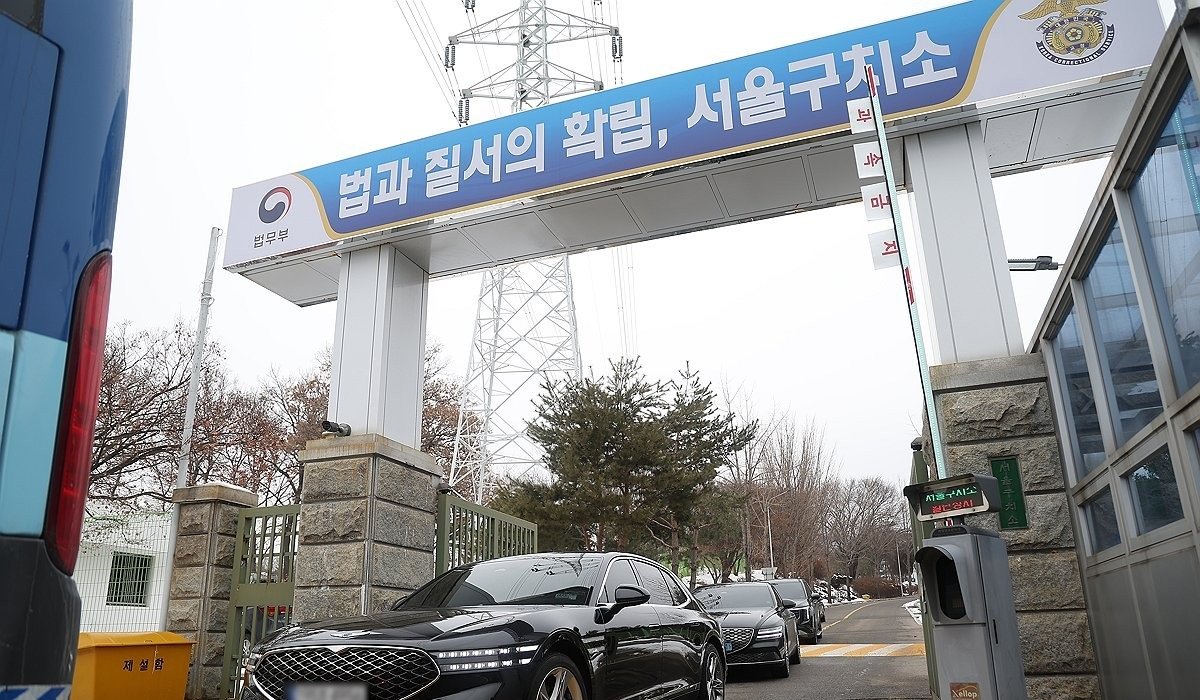 서울구치소 빠져나오는 참모진 탑승 추정 차량들(사진=연합뉴스)