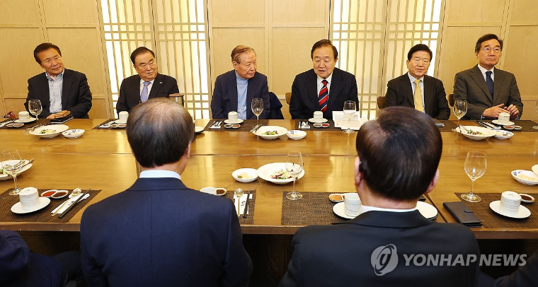 정대철 (오른쪽 세번째) 헌정회장 (사진=연합뉴스)