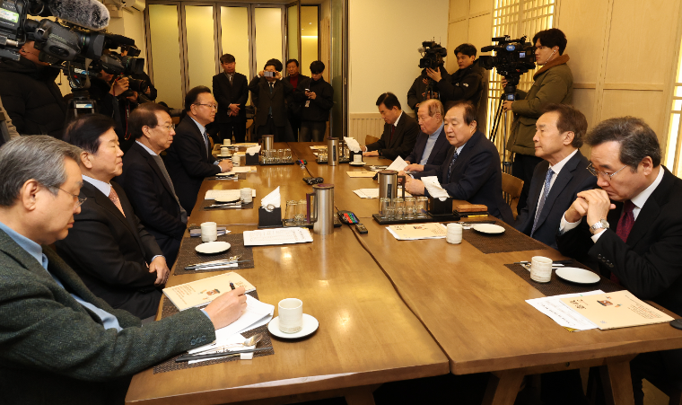 오른쪽 첫번째 이낙연 왼쪽 네번째 김부겸 전 총리 (사진=연합뉴스)