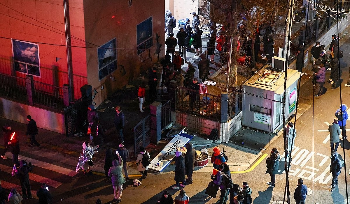 서부지법 난동사태로 기물이 파손되고 있다.(사진=연합뉴스)