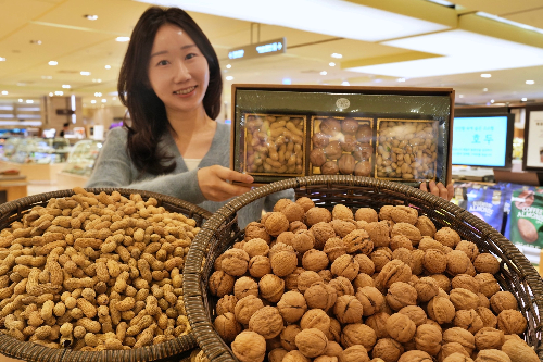 롯데百, 정월대보름 맞이 부럼·오곡 행사 진행