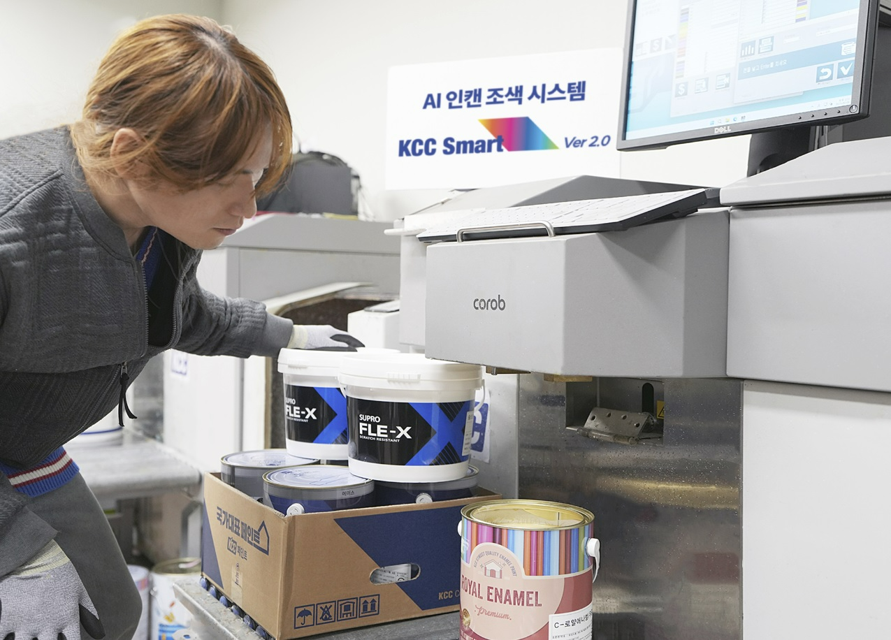 KCC 대리점 강남플라자에서 KCC SMART 2.0을 활용해서 조색을 하고 있는 모습.(사진=KCC)