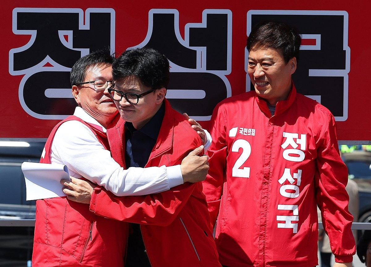 국민의힘 정성국 의원과 한동훈 전 대표(사진=연합뉴스)