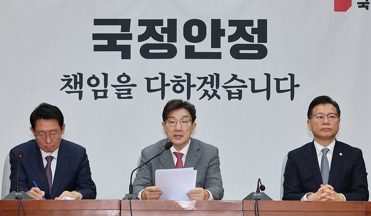 비상대책위원회의에서 발언하는 권성동 원내대표(사진=연합뉴스)