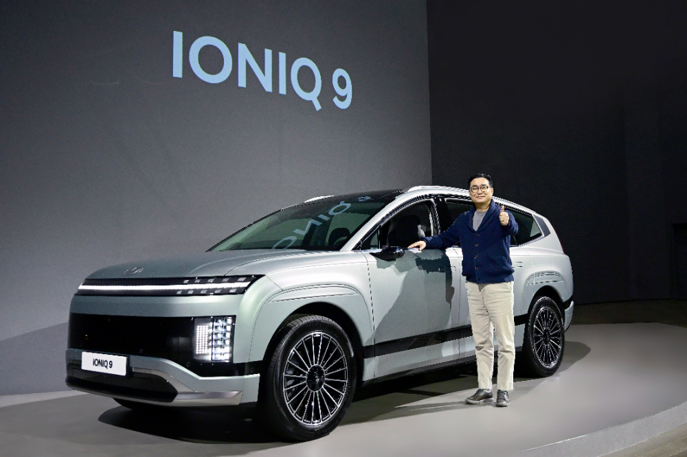 현대차 국내사업본부장 정유석 부사장이 아이오닉 9 출시 행사에서 기념 촬영을 하고 있는 모습.(사진=현대자동차)
