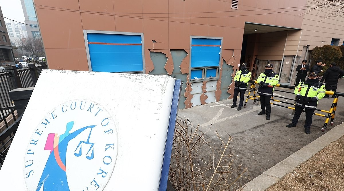 폭력사태로 무너진 서부지법 간판(사진=연합뉴스)