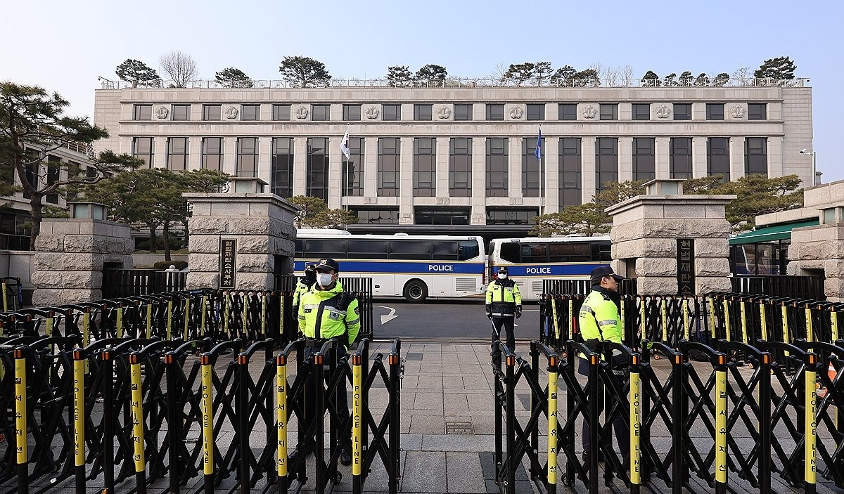 헌법재판소 앞 경비 근무서는 경찰(사진=연합뉴스)