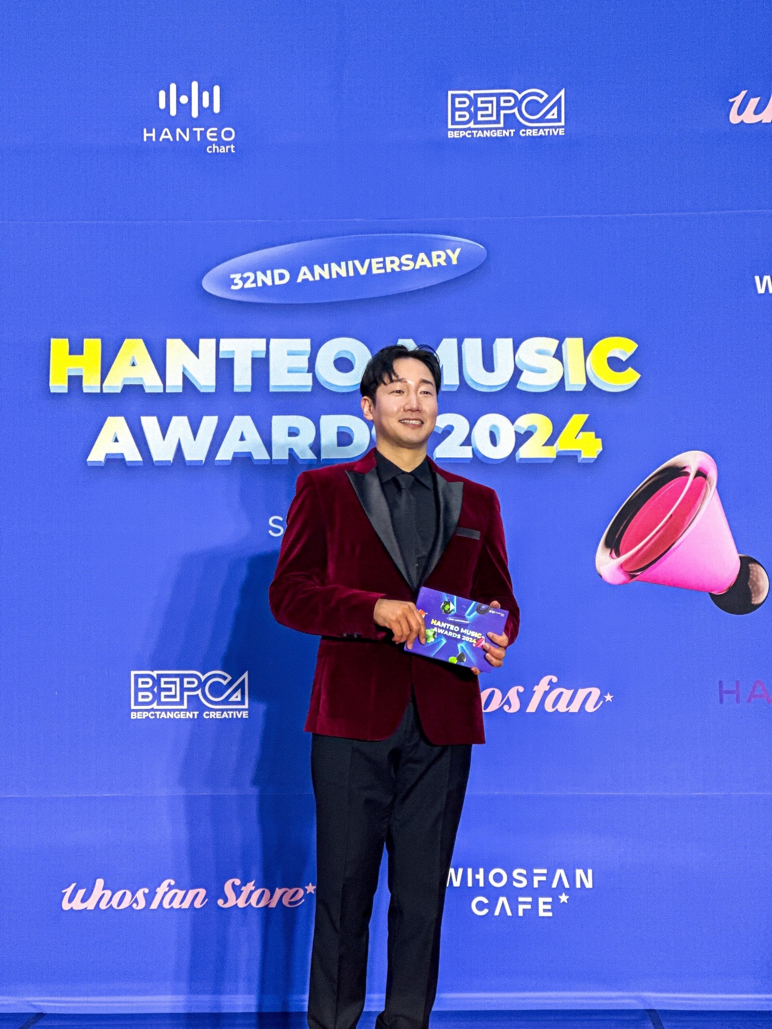 MC준이 16일 오후 서울 장충동 장충체육관에서 열린 '32주년 한터뮤직어워즈 2024' 레드카펫 행사에 참석해 진행을 하고 있다. 사진=로이슈