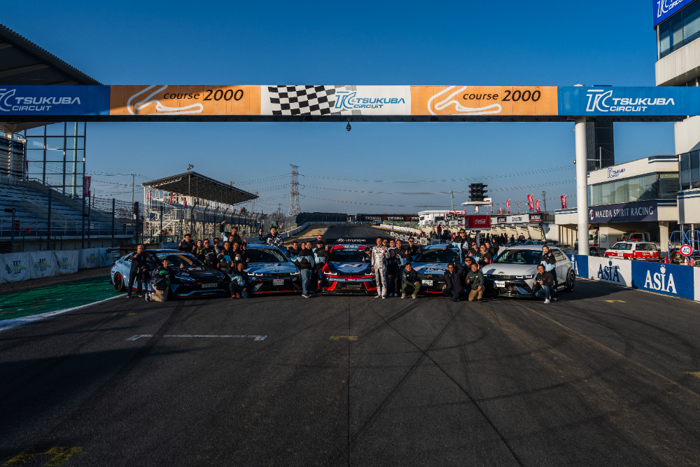 현대 N 관계자들과 타니구치 노부테루가 경기 종료 후 단체 사진을 촬영하고 있다.(사진=현대자동차)