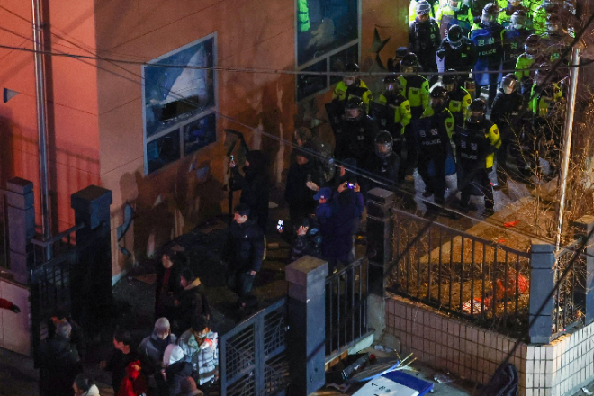 윤석열 지지자들 난동 막는 경찰기동대.사진=연합뉴스)