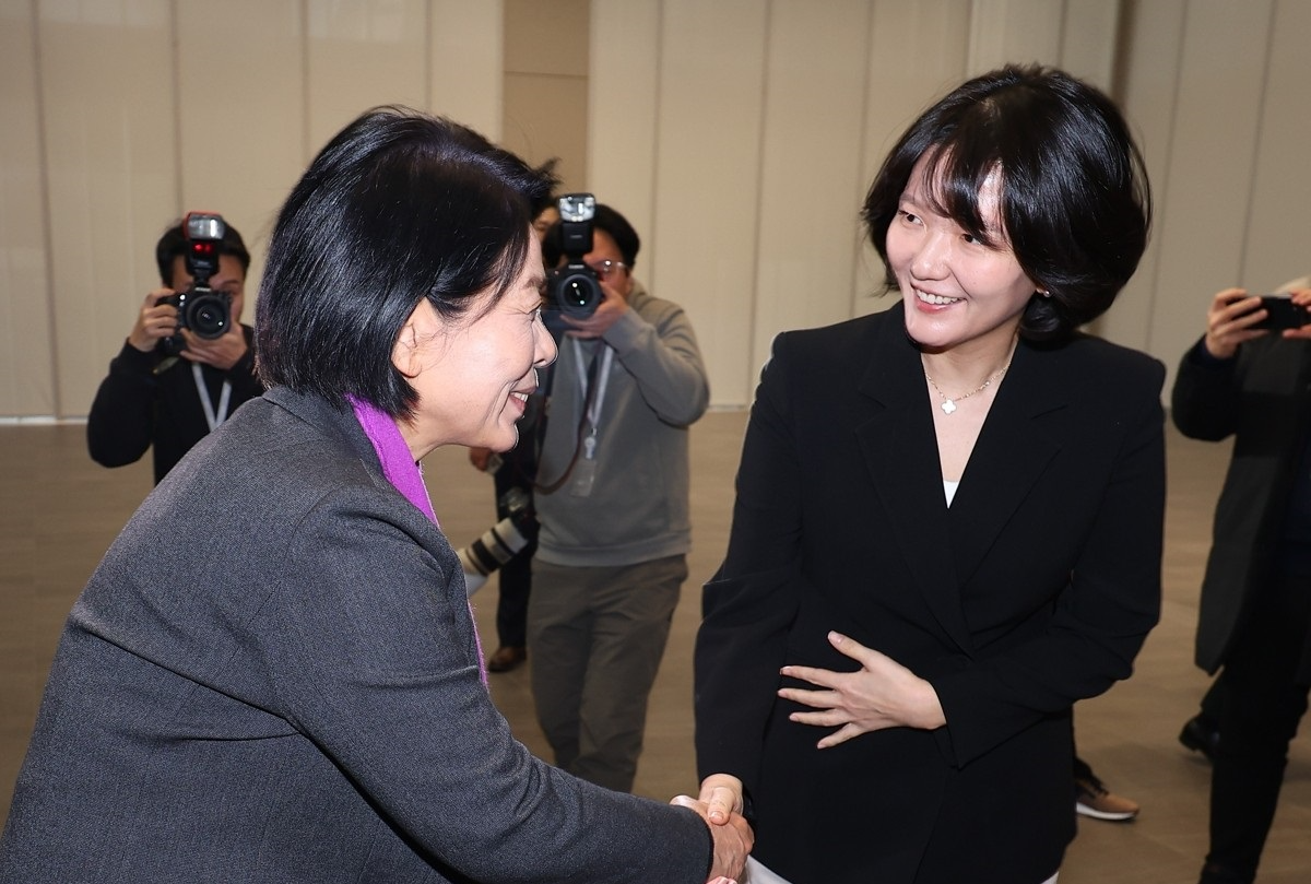 인사 나누는 최민희 과방위원장과 네이버 최수연 대표(사진=연합뉴스)