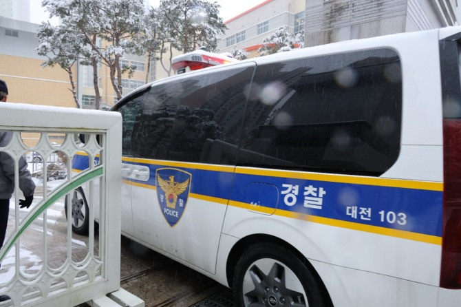 대전 초등학생 김하늘 양 피살사건이 발생한 대전 서구의 한 초등학교에 12일 경찰 형사기동대 차량이 들어서고 있다.(사진=연합뉴스)
