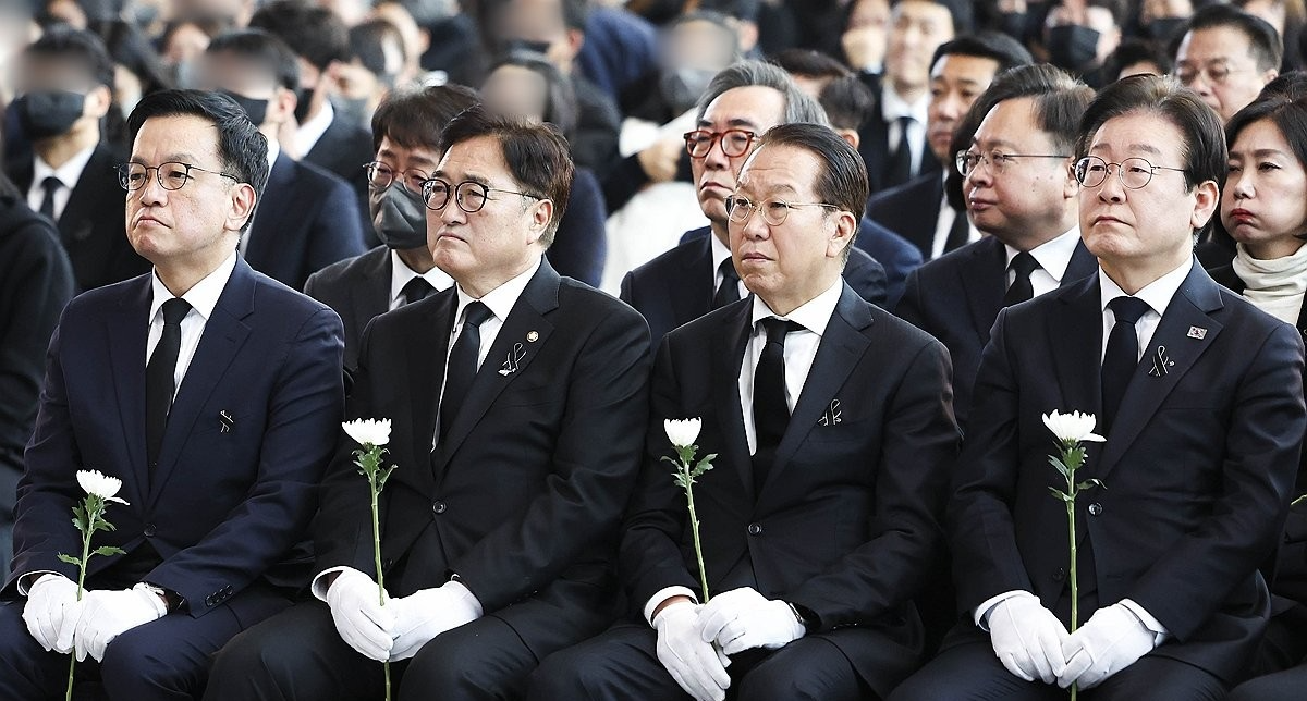 최상목 권한대행, 우원식 국회의장, 국민의힘 권영세 비상대책위원장, 더불어민주당 이재명 대표가 지난달 18일 제주항공 여객기 참사 희생자 합동 추모식'에서 헌화를 준비하고 있다.(사진=연합뉴스)