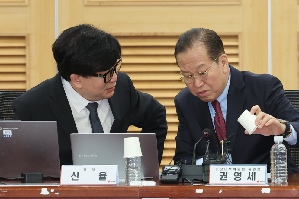 신율 교수와 대화하는 권영세 비대위원장(사진=연합뉴스)