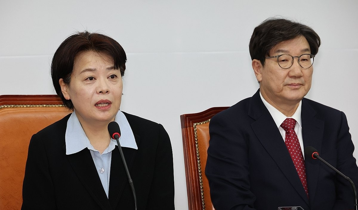 국민의힘 윤희숙 여의도연구원장과 권성동 원내대표(사진=연합뉴스)