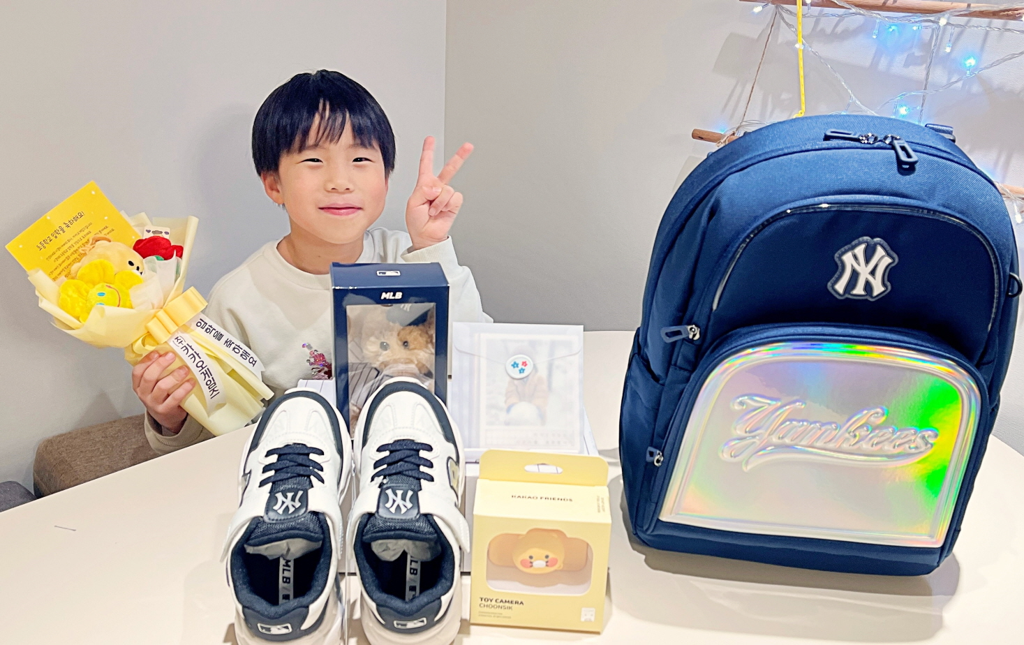 카카오게임즈, 책가방, 운동화 등 임직원 자녀 대상 선물 전달